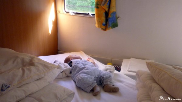 bebe-dort-cabine-bateau