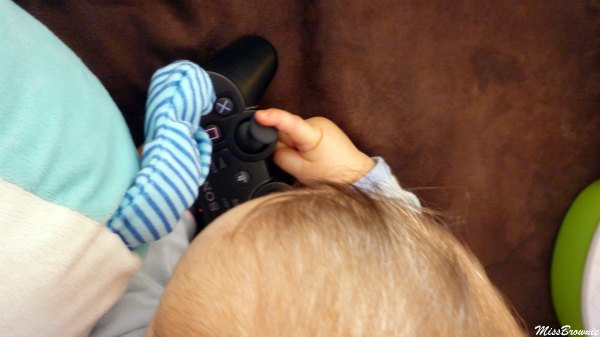 bebe-joue-a-la-console