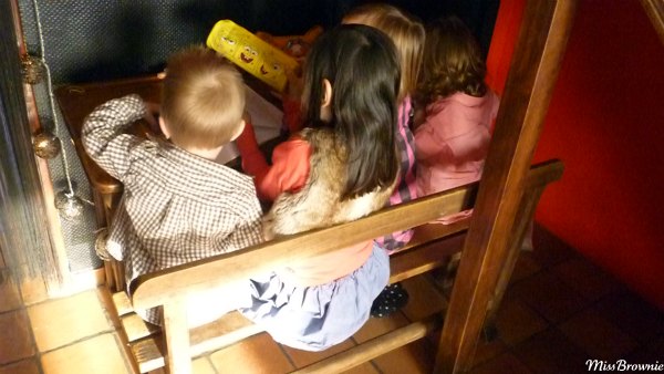 4-enfants-assis-a-un-bureau