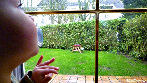 bebe-a-la-fenetre