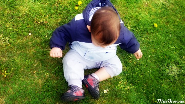 bebe-dans-herbe bebe-dans-herbe