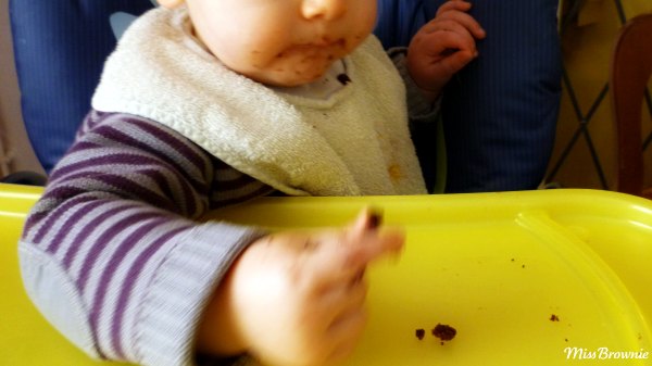 bebe-mange-gateau-chocolat bebe-mange-gateau-chocolat