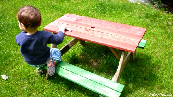 bebe-petite-table-jardin