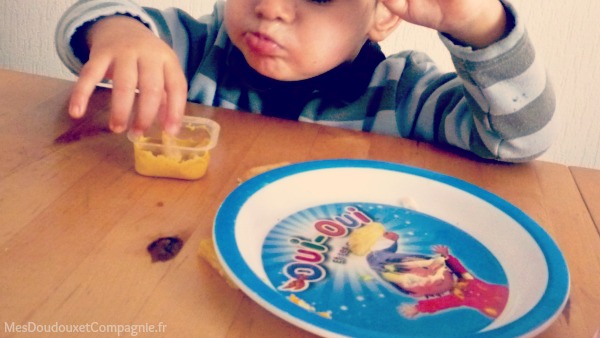bebe-mange-frite-avec-mayo