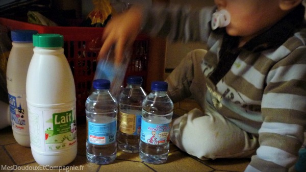 jouer-avec-bouteilles-bebe