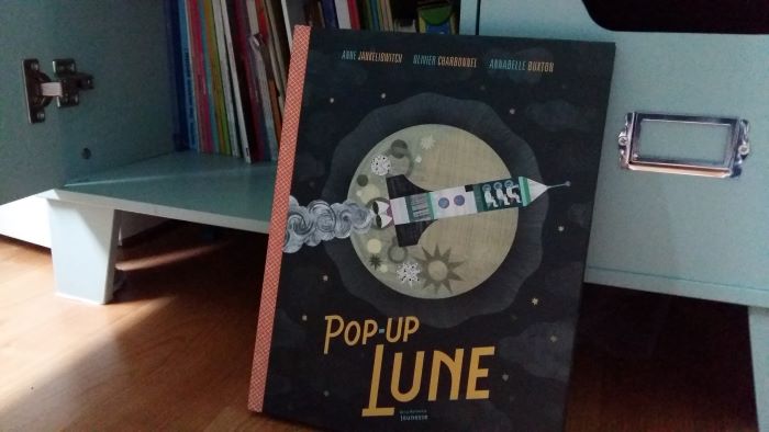 livre enfants curieux pop up lune