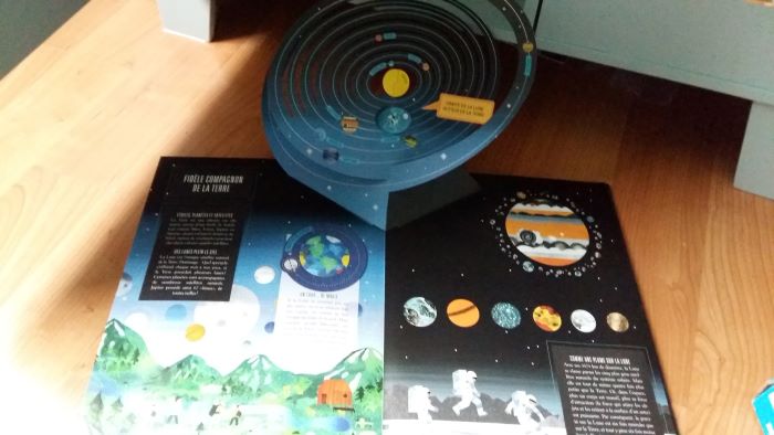 livre enfants curieux pop up lune